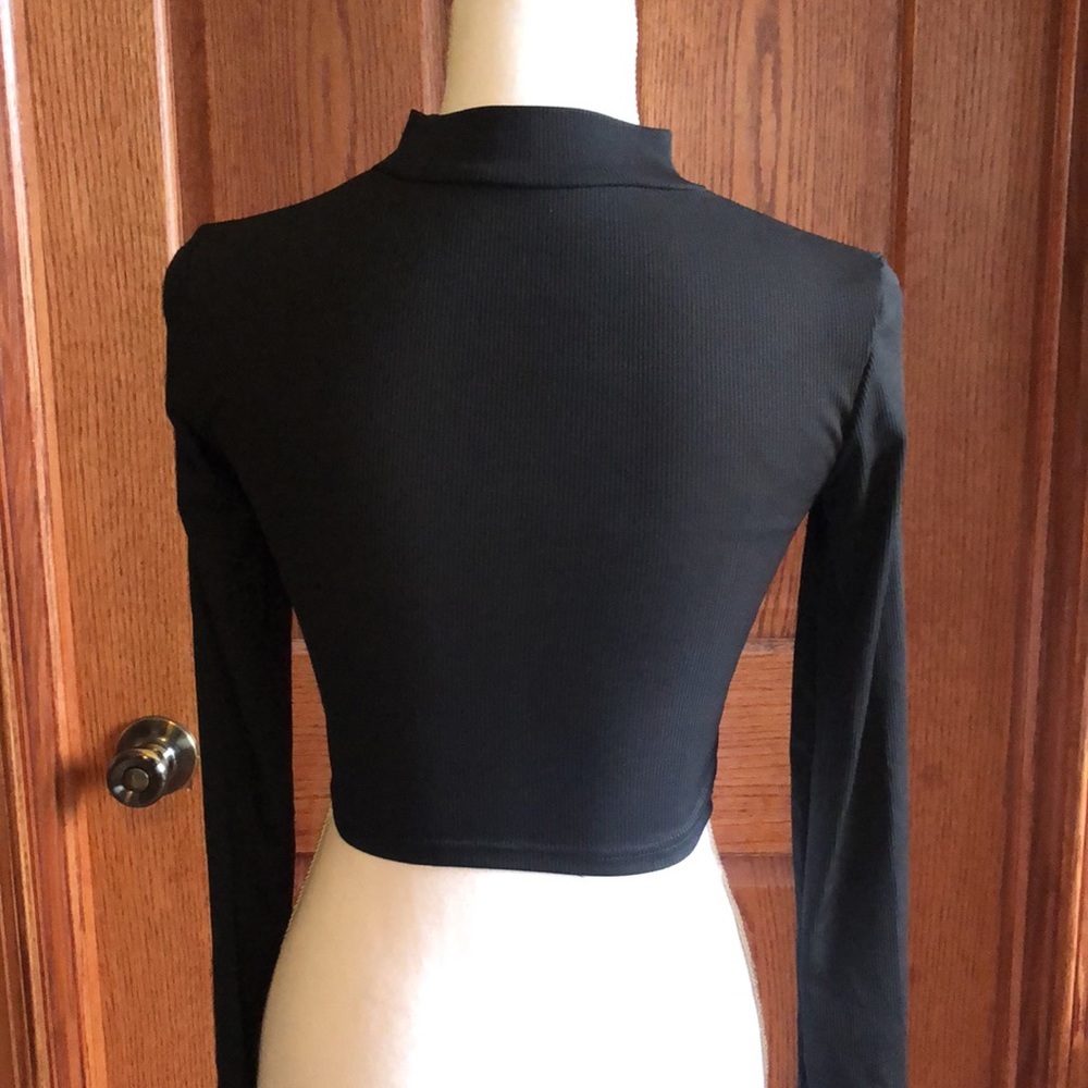 3/$20 NEW LISTING! Mock Neck Cut out Crop Top - Picture 4 of 7